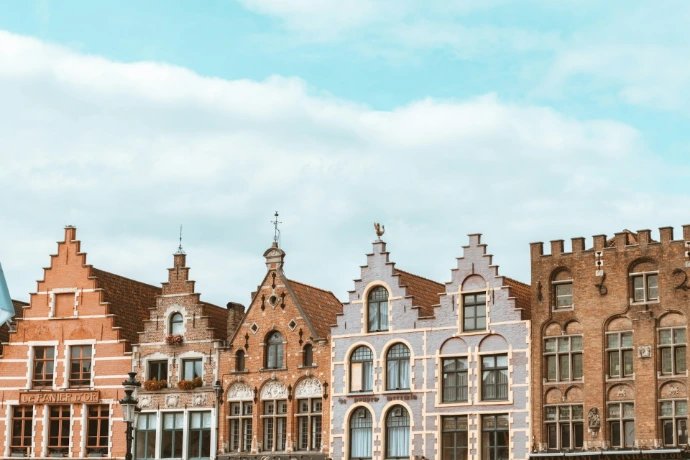vijf betonnen gebouwen overdag