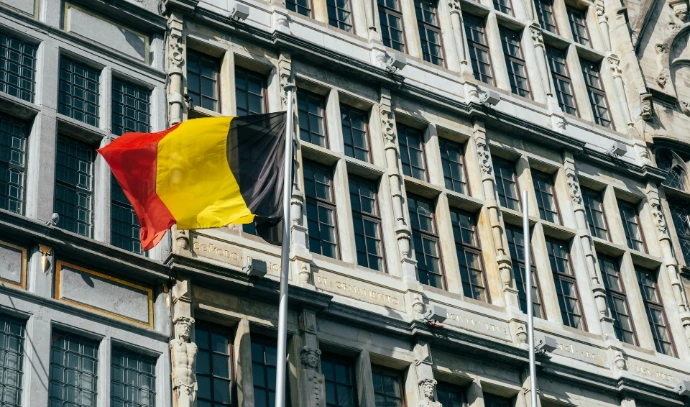 een vlag die voor een gebouw wappert